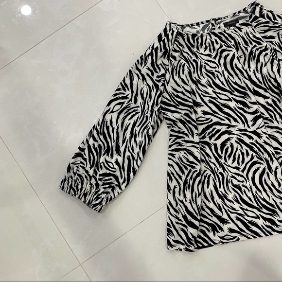 NWT Halogen Feather Tiger Banded Sleeve Knit Blouse white and black size Medium - Picture 10 of 10